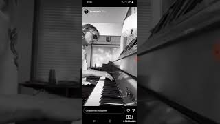 Джейми Кэмпбелл Бауэр  играет на пианино Jamie Campbell Bower playing piano