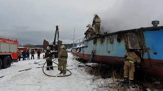 Пожар на катере в Кинешемском порту