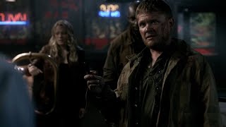 Unos Cazadores atacan a Sam por haber iniciado el Apocalipsis | Supernatural 5x03-Latino