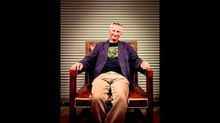 BILLY BRAGG : GREAT story about Morrissey & Woody Guthrie cover live