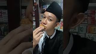 SANTO MANTRI ODGJ sedang live  Makan lontong