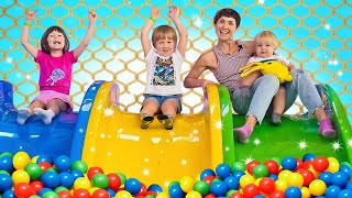 ¡En el parque de juegos con Bianca, sus hermanos y Lucky! Juguetes de peluche para niños