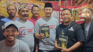 Bapak Camat Babat dapat buku saat kunjungan ke Stand Bazar