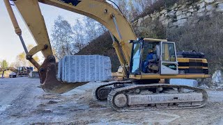 4K - CAT 345B LME loading BIG ROCKS on IVECO TRAKKER 500