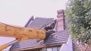 Grúa se cae y parte una casa en dos 🔴 Crane falls and breaks a house in two