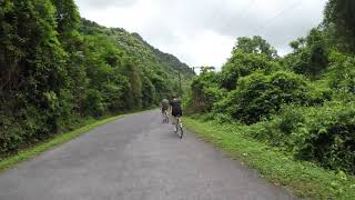 pedalando uma bike velha em Ha Long bay - Hanoi - Vietnã - Maio 2019