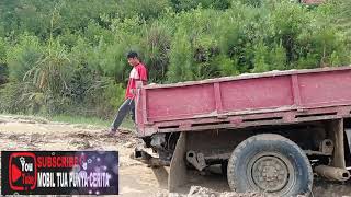 Proses Evakuasi Mobil Truk Yang Terjebak Lampur