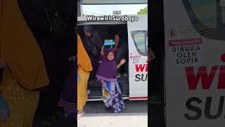 Di halte Embong Malang Surabaya menunggu Hiace armada Wirawiri Suroboyo #surabaya #wirawirisuroboyo