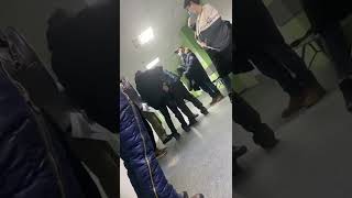 Пьяные охранники в травмпункте Смоленска. Видео от Екатерины Павловой