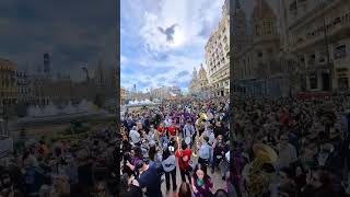 El ambiente fallero 😍❤️🎵 Plaza del Ayuntamiento, Valencia, 🇪🇦.🎥 @pompa_232323 .#valencia🇪🇸 #shorts