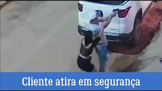 Cliente sai de bar armado e atira em segurança após discussão