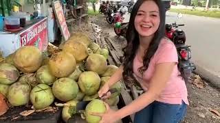 Mahasiswi Cantik Penjual Es Kelapa Bikin Gagal Fokus