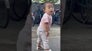 かわいい赤ちゃん　歩き始め　お外デビュー　グラグラしてるタッチ姿が可愛すぎ！Super cute Japanese baby girl's first steps