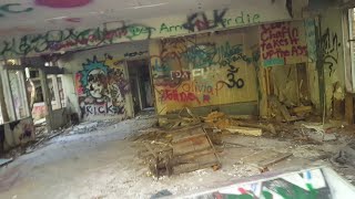 CRAZY Abandoned house FILLED WITH GRAFITTI