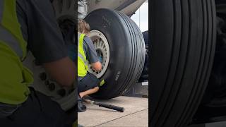 HOW TO RELACE AN AIRPLANE WHEEL ! 🎥 shared by @the_jet_mechanic, follow @aviation_addict !