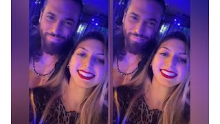 Can Yaman fa coccole con le ragazze in discoteca