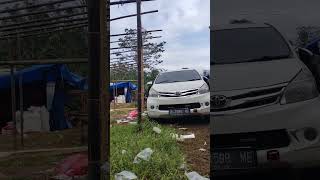 santri wati membawa sampah