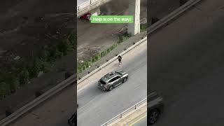 Man runs out of gas on the busy Gardiner Expressway and has to call a friend for help!