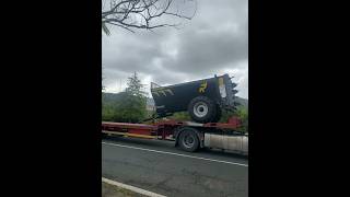 Esparcidor de Estiércol llegando a casa del cliente en Baracaldo #rinoagro #bueydu #rinoagrorent