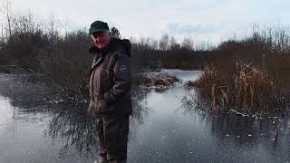 "Первый выход на лед: рыбалка в экстремальных условиях на тонком льду без лодки"