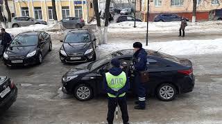 Инспектор гаи Щербаков не видит нарушений и отпускает водителя, двигающегося по пешеходной дорожке