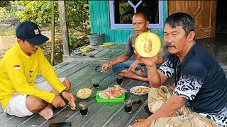 Kepala Desa Transmigrasi Beringin Kencana belajar Tanam Buah melon Dengan Babinsa