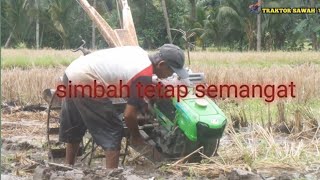 habis istirahan simbah mualai lagi penyingkalan mengguanakan traktor sawah g 600