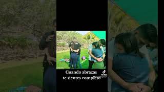 UN ABRAZO TE COMPLETA EL CORAZON