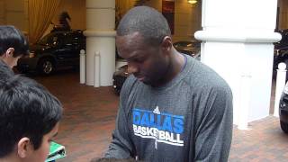 Darrell Armstrong, former NBA Player, signing several autographs - TopSignatures.com