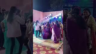 viral video🧿😜 #mujhko Raana ji maaf Krna😄#party dance #90+oldsong #lovesong #sisterwedding 🥰 party