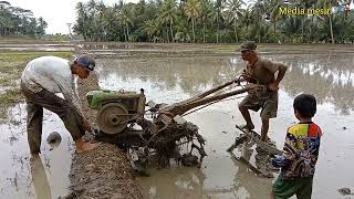 simbah dan anak muda mengoalah tanah menggunakan  traktor sawah quick g600 dan quick impala