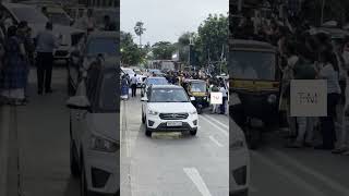 SHAHRUKH KHAN LEAVING FROM HIS RESIDENCE MANNAT FAN'S WAITING OUTSIDE HIS HOUSE IN BANDRA