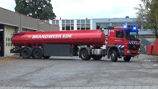 Waterwagens en officieren met spoed onderweg naar brand Slagsteeg Bennekom (Zeer grote brand Grip 1)