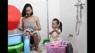 Janda 1 anak g sengaja memamerkan..!!! Simak video mencucinya