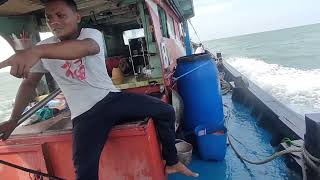 kapten kapal panik di saat ombak besar.