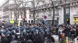 Strategy of fear today in Paris, the police are increasing the charges in the procession