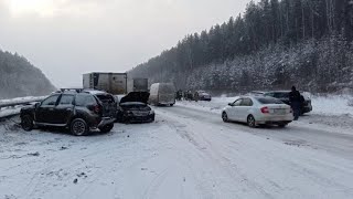 Битые авто со всех сторон: В массовом ДТП под Екатеринбургом повреждено более 20 автомобилей