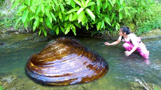 The river clam was washed clean by the water, and the pearls in its belly were really beautiful