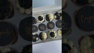 Black Umrah Mubarak cupcakes| Cupcake Piping | Buttercream| Decorating techniques and Ideas| Flowers