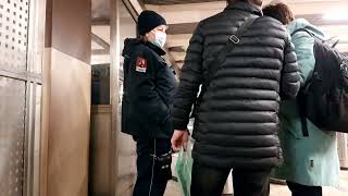 у метро Кузьминки проверяют QR-коды маски