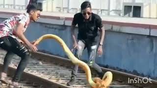 snake prank in public .. 😂😂#prank #thalaivar