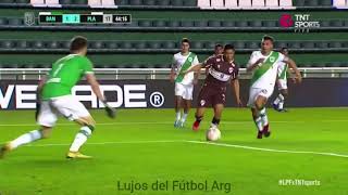 El caño que tiro Baldasarra antes del gol de Tissera para poner 2-1. Banfield 2-4 Platense.