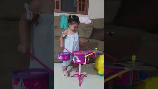 Safira 1 ano tocando bateria pela primeira vez