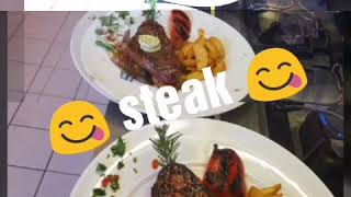 ،،Steaks mit Pommes und Kräuterbutter،،