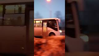 Автобус ПАЗ Вектор Некст и Ford Transit по маршрутам 3 и 4 приезжают на остановку 15 мкр г.Новоураль