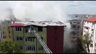 Incendiu în Năvodari. Au ars acoperișurile mai multor blocuri