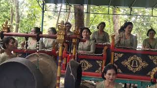 Keren !! Group Kesenian Gamelan Ibu Ibu PHDI Lombok Tengah