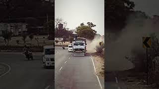 Respect to this truck driver #truck #trafficrules #ytshorts #roadsafety