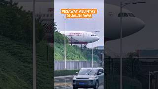 penampakan pesawat di atas jalan raya #shorts