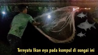 Malam hari waktunya menjala ikan repang di anak sungai